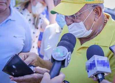 Dr. Pessoa mostra a carteira