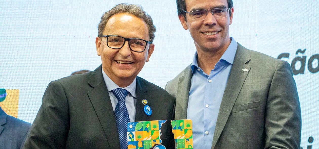 Ednei modesto Amorim recebendo o prêmio
