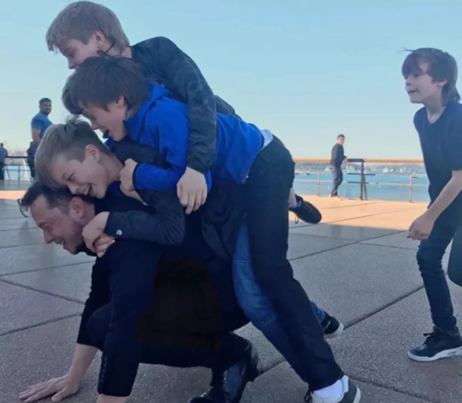 Elon Musk brincando com alguns de seus filhos