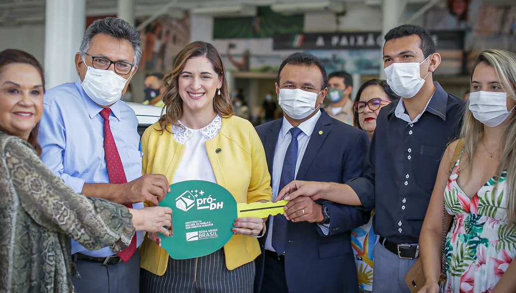 Entrega simbólica da chave de um dos veículos