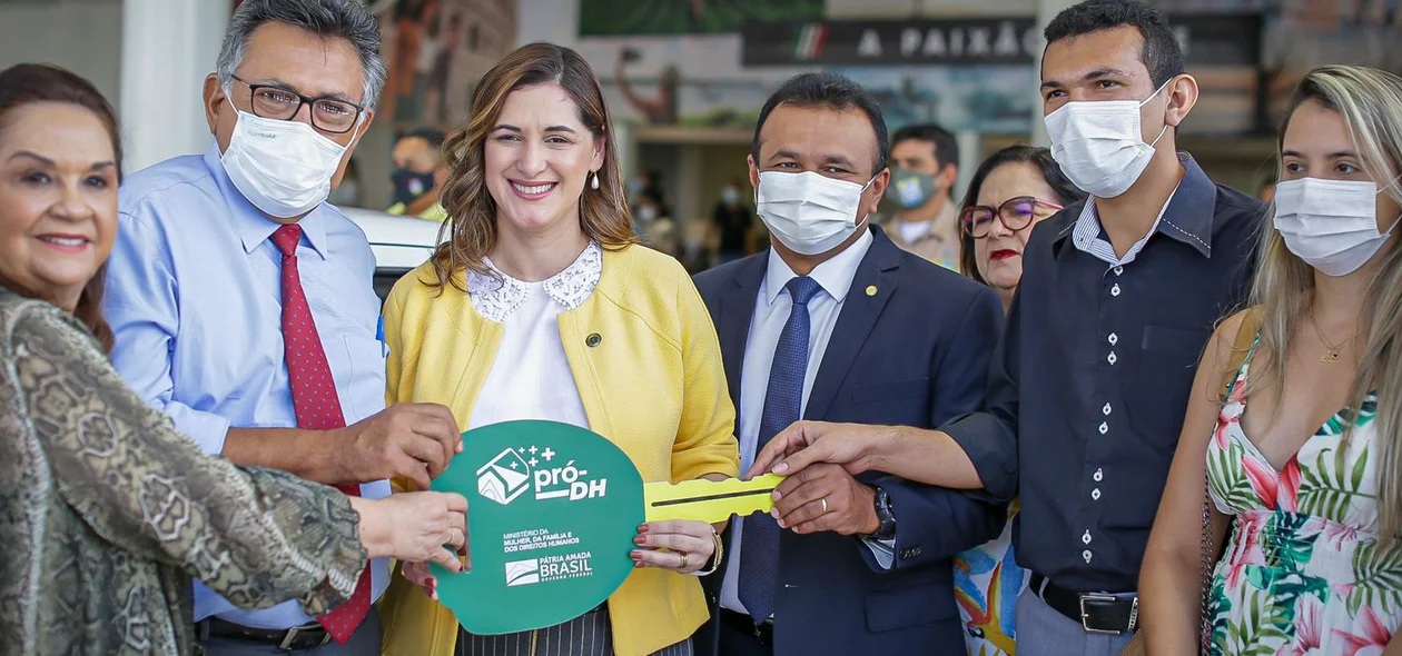 Entrega simbólica da chave de um dos veículos