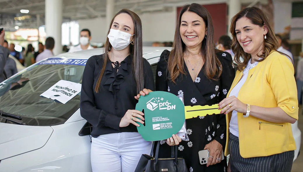 Entrega simbólica de um dos veículos
