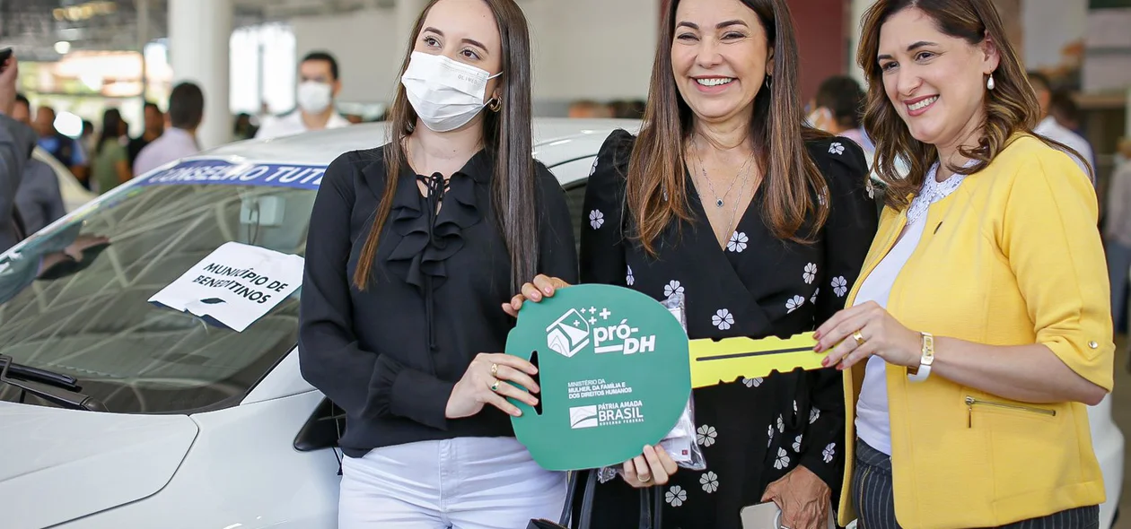 Entrega simbólica de um dos veículos