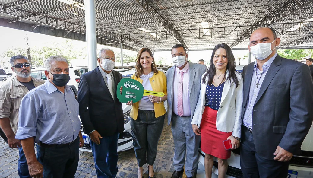 Entrega simbólica do veículo entregue para Prefeitura de Teresina