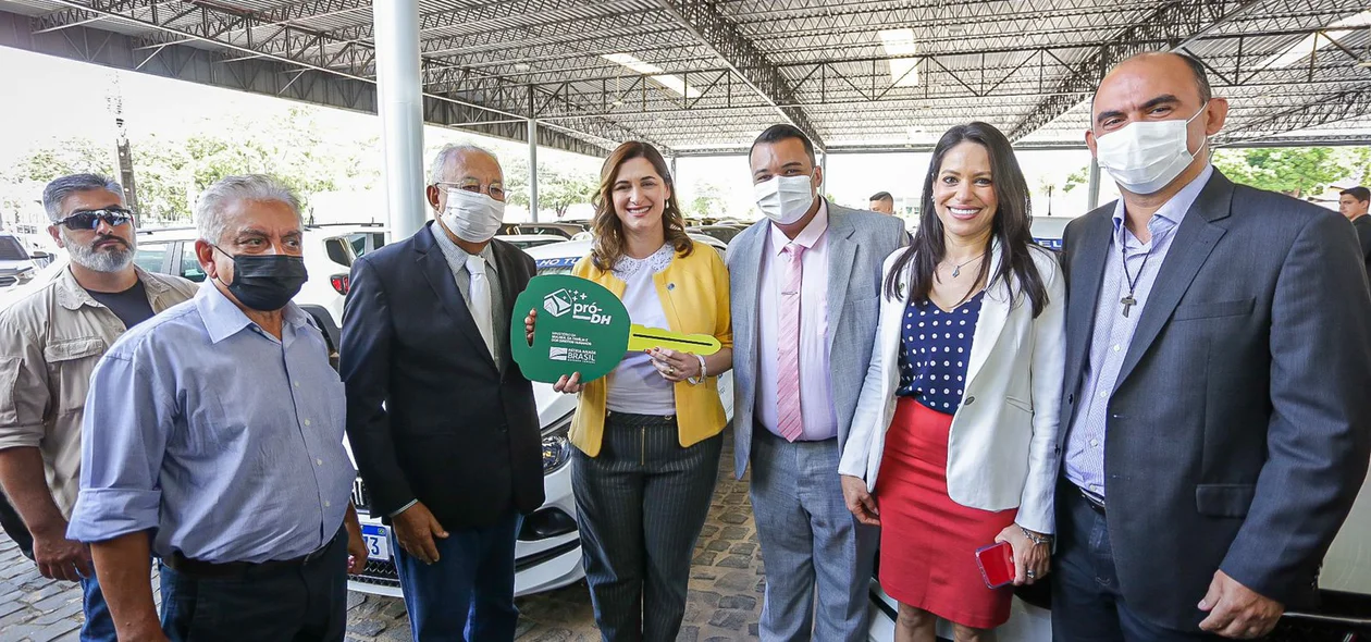 Entrega simbólica do veículo entregue para Prefeitura de Teresina