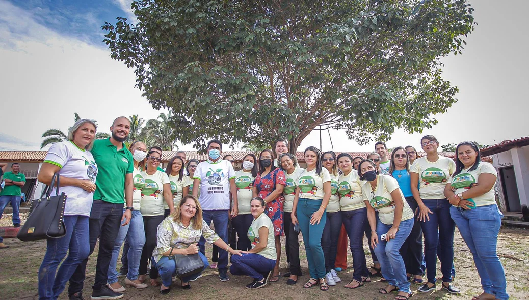Equipe da gestão municipal na Semana do Meio Ambiente em Coivaras