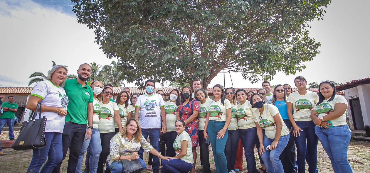 Equipe da gestão municipal na Semana do Meio Ambiente em Coivaras