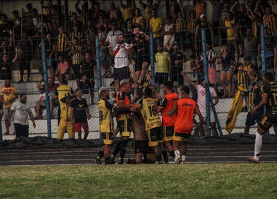 Equipe do Castanhal comemorando gol perante o Tocantinópolis