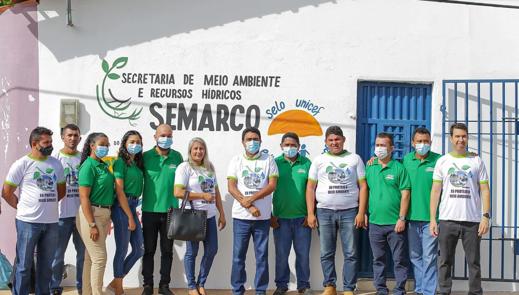 Equipe em frente a secretaria de meio ambiente em Coivaras