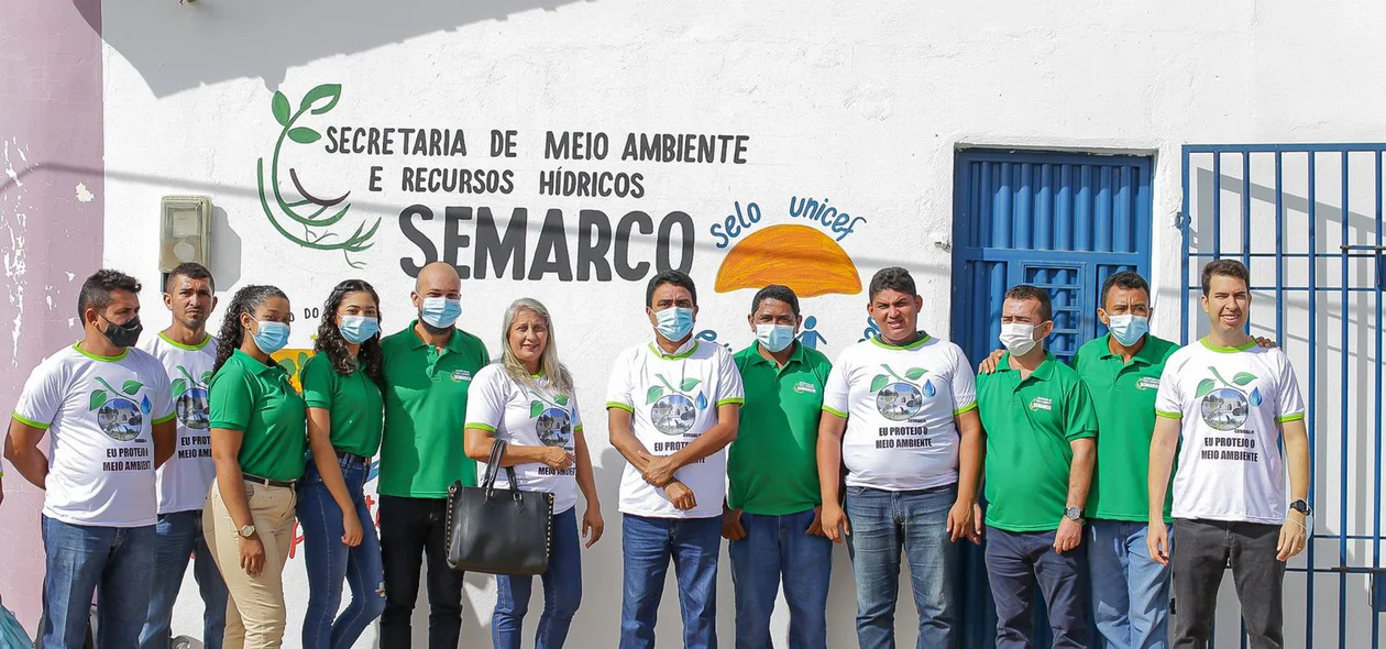 Equipe em frente a secretaria de meio ambiente em Coivaras