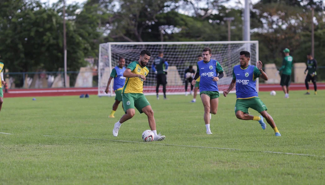 Equipe treinou no campo da Uespi antes do confronto com o Ferroviário