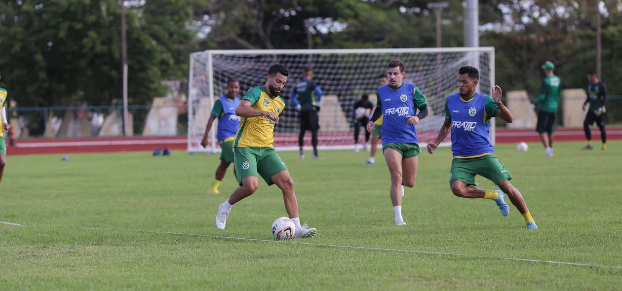 Equipe treinou no campo da Uespi antes do confronto com o Ferroviário