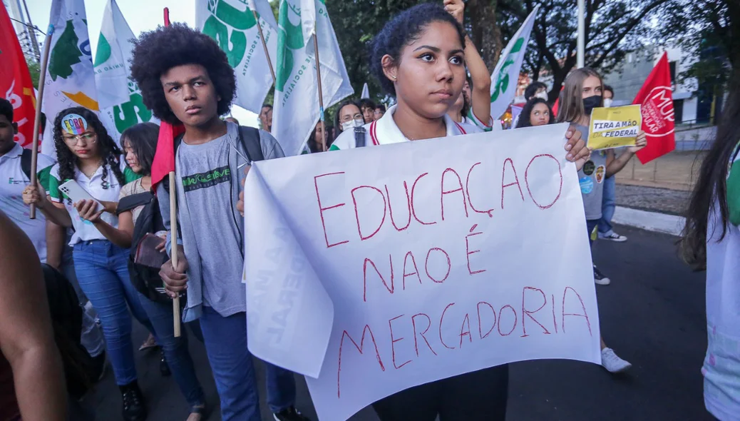 Estudantes segurando faixas
