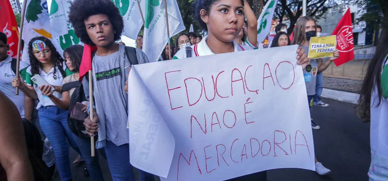 Estudantes segurando faixas