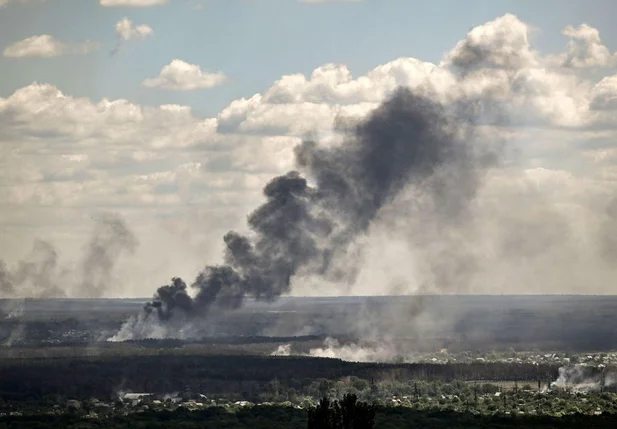 Explosão após disparo de artilharia russo na cidade de Severodonetsk nesta terça-feira, 7.