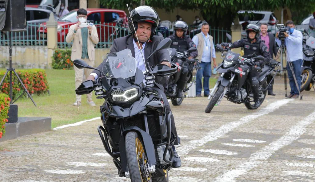 Fábio Abreu pilotando uma das motos