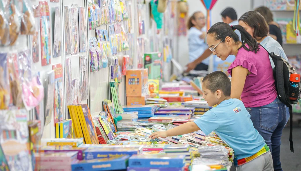 Familia escolhendo seus livros durante o Salipi