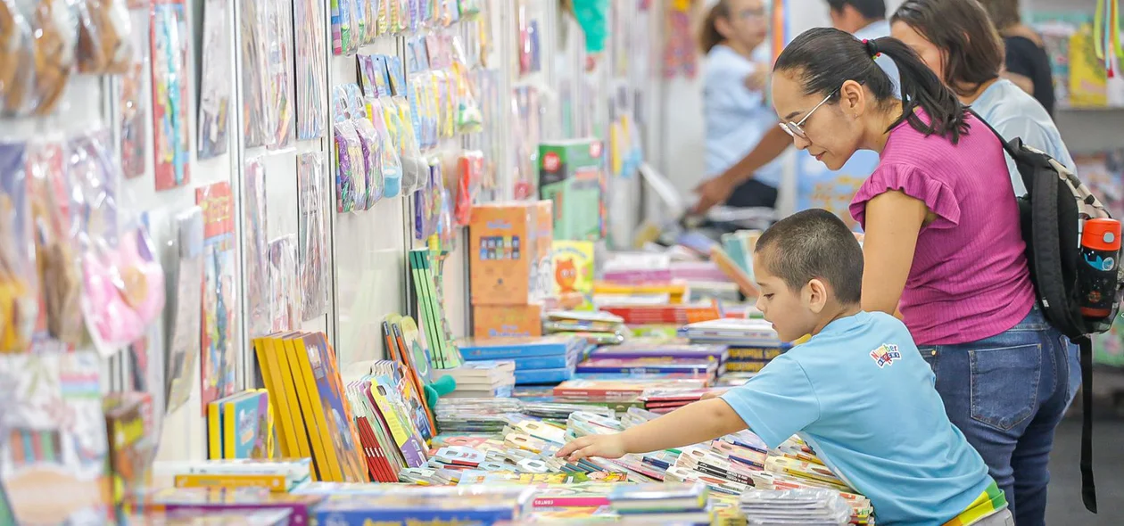Familia escolhendo seus livros durante o Salipi