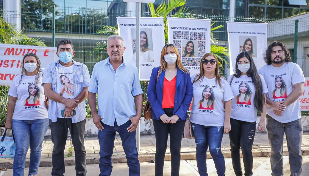 Familiares de Vanessa Carvalho pedem justiça em frente ao Fórum
