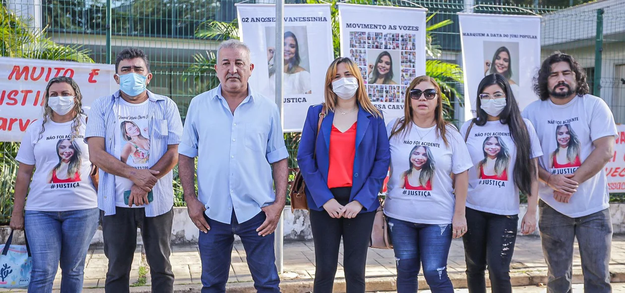 Familiares de Vanessa Carvalho pedem justiça em frente ao Fórum