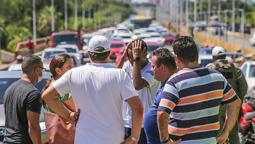 Familiares e amigos da vítima no local do acidente