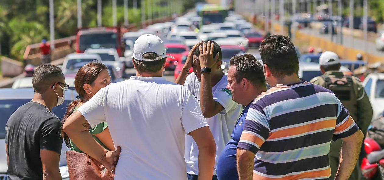 Familiares e amigos da vítima no local do acidente
