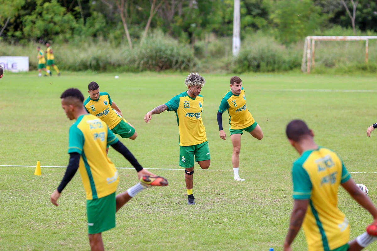 Fernando Tonet comandou o treino do Altos