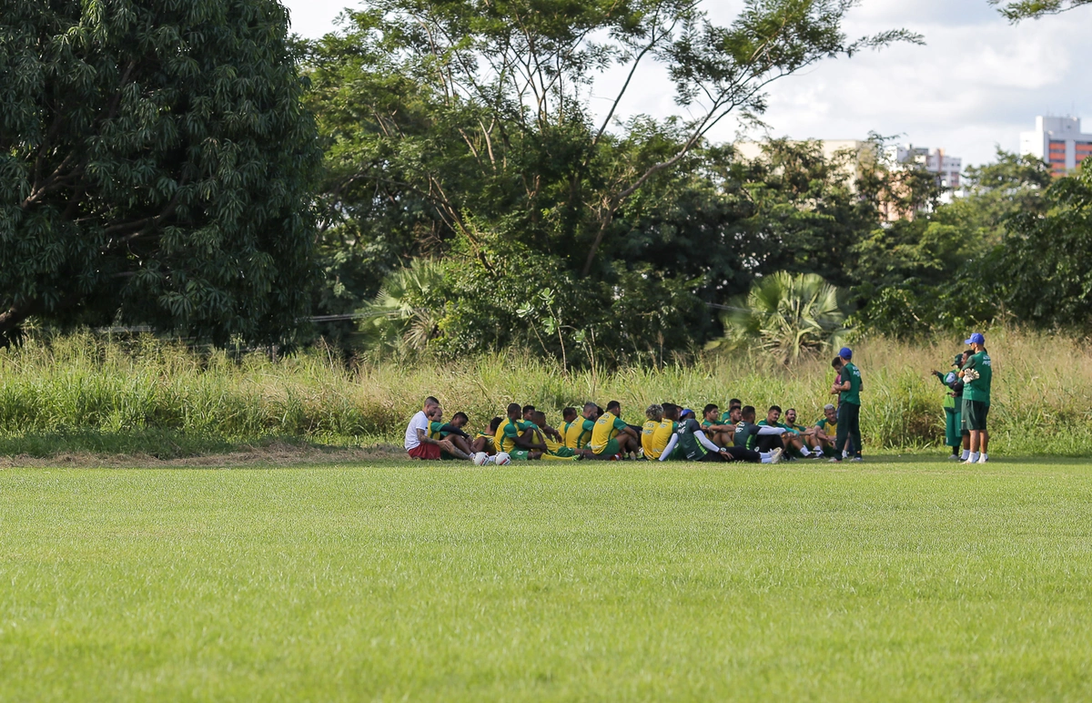 Fernando Tonet conversando com o time