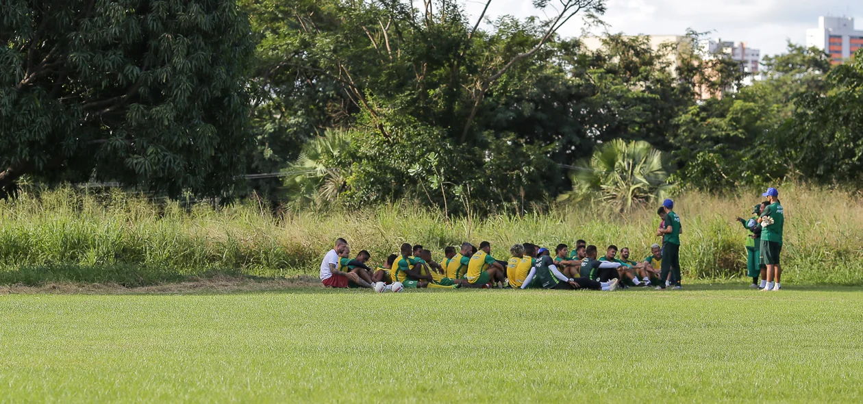 Fernando Tonet conversando com o time