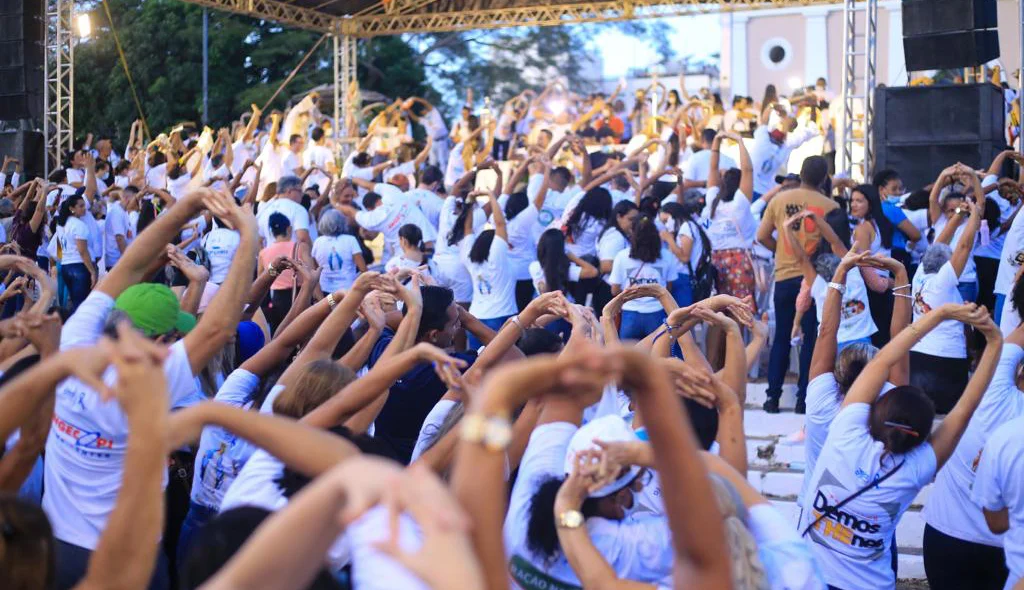 Fiéis se alongam antes da caminhada