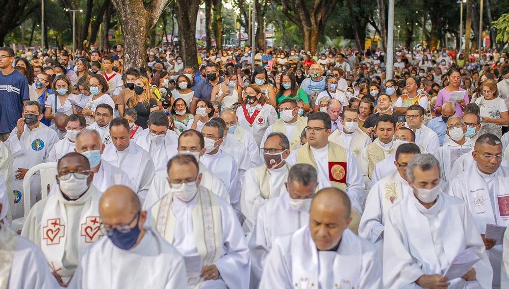 Fiéis assistindo à missa