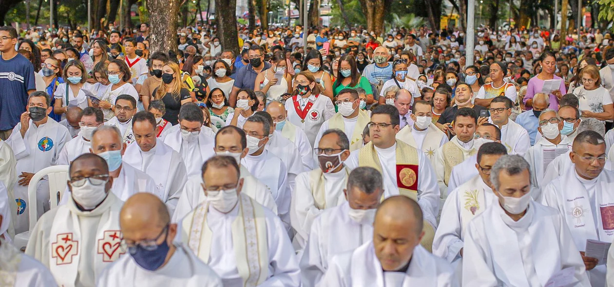 Fiéis assistindo à missa