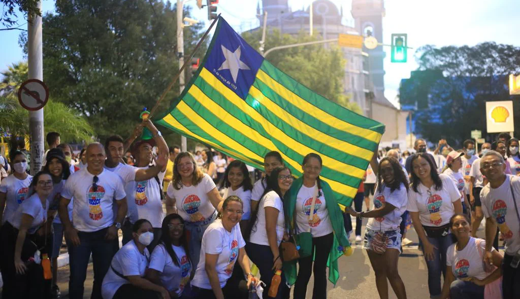 Fiéis com a bandeira do Piauí