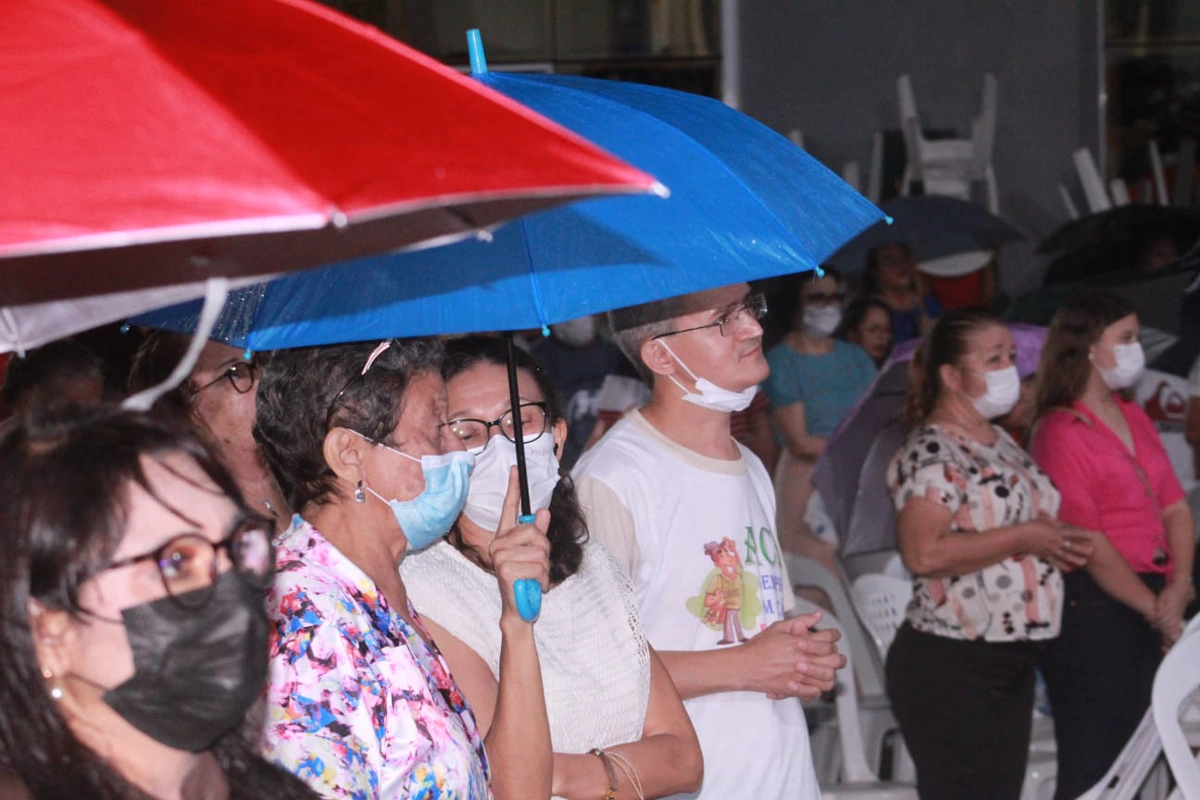 Fiéis debaixo de chuva