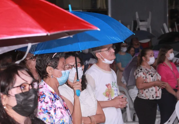 Fiéis debaixo de chuva