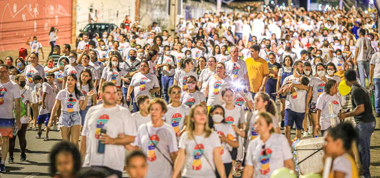 Fiéis passaram pela Avenida Frei Serafim em direção a Arena Teresina Shopping
