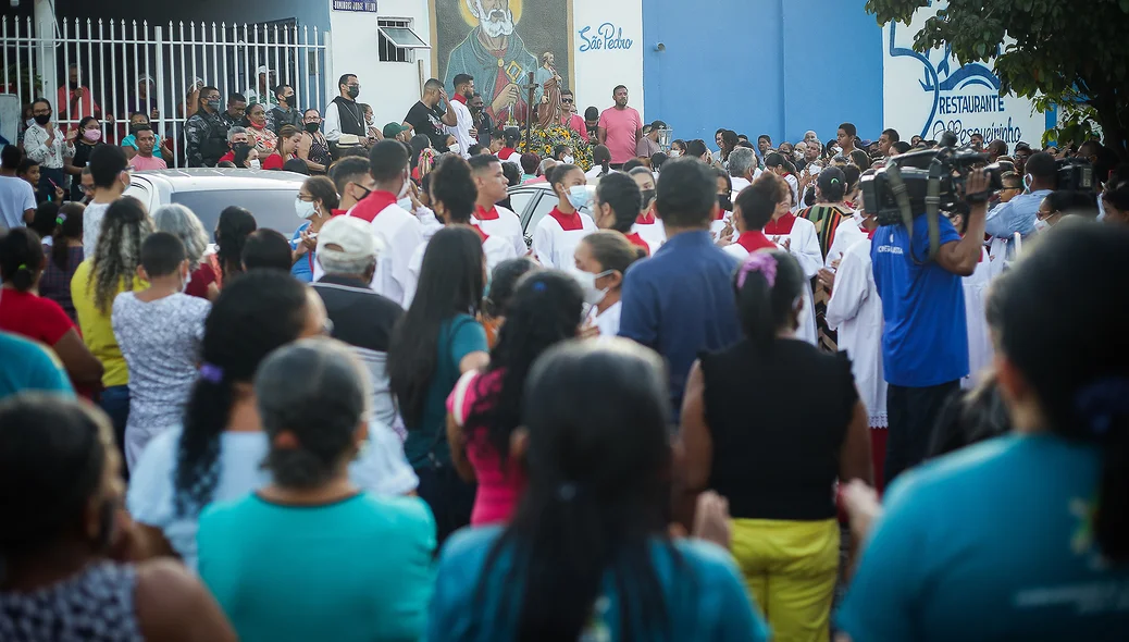 Fiéis ao lado de São Pedro