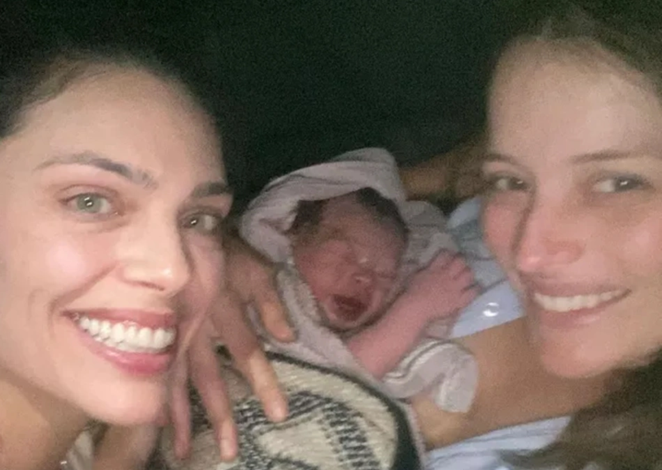 Flávia Lucini com o filho, Toni, e a doula Joana Sepreny no carro após o parto