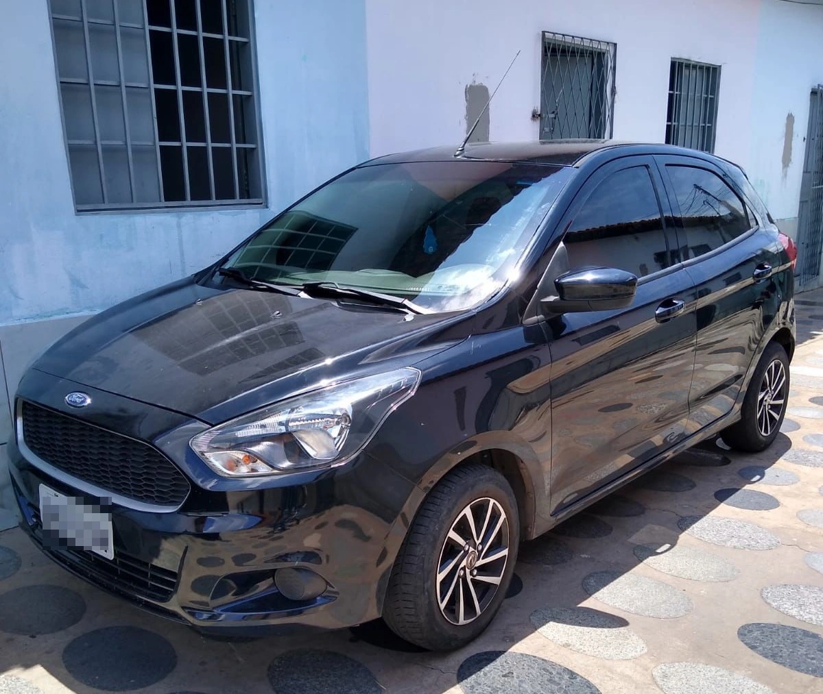 Ford Ka de cor preta utilizado na invasão a casa da mãe de Fábio Abreu