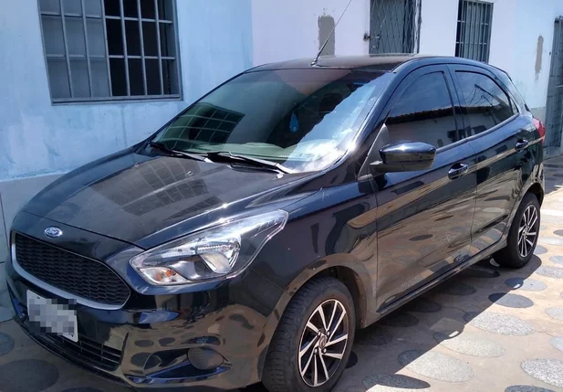 Ford Ka de cor preta utilizado na invasão a casa da mãe de Fábio Abreu