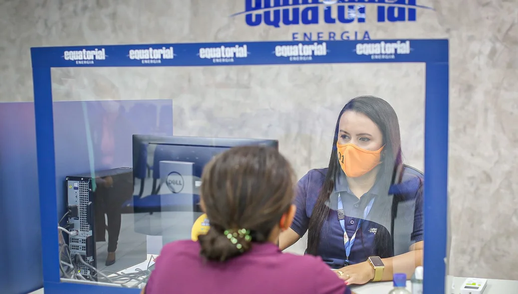 Funcionária realizando atendimento na Agência Digital da Equatorial em Picos