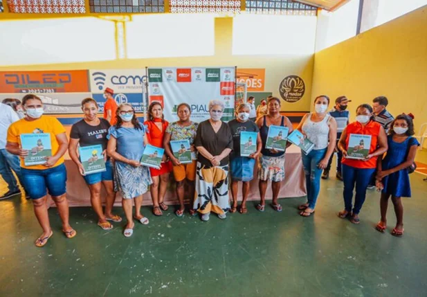 Governo do Piauí beneficia 52 famílias de Campo Largo com títulos de terra