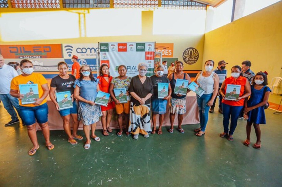 Governo do Piauí beneficia 52 famílias de Campo Largo com títulos de terra