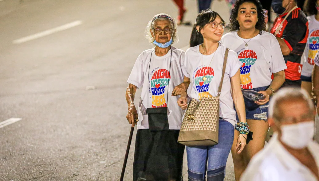 Idosa Maria do Carmo participou do evento ao lado das netas