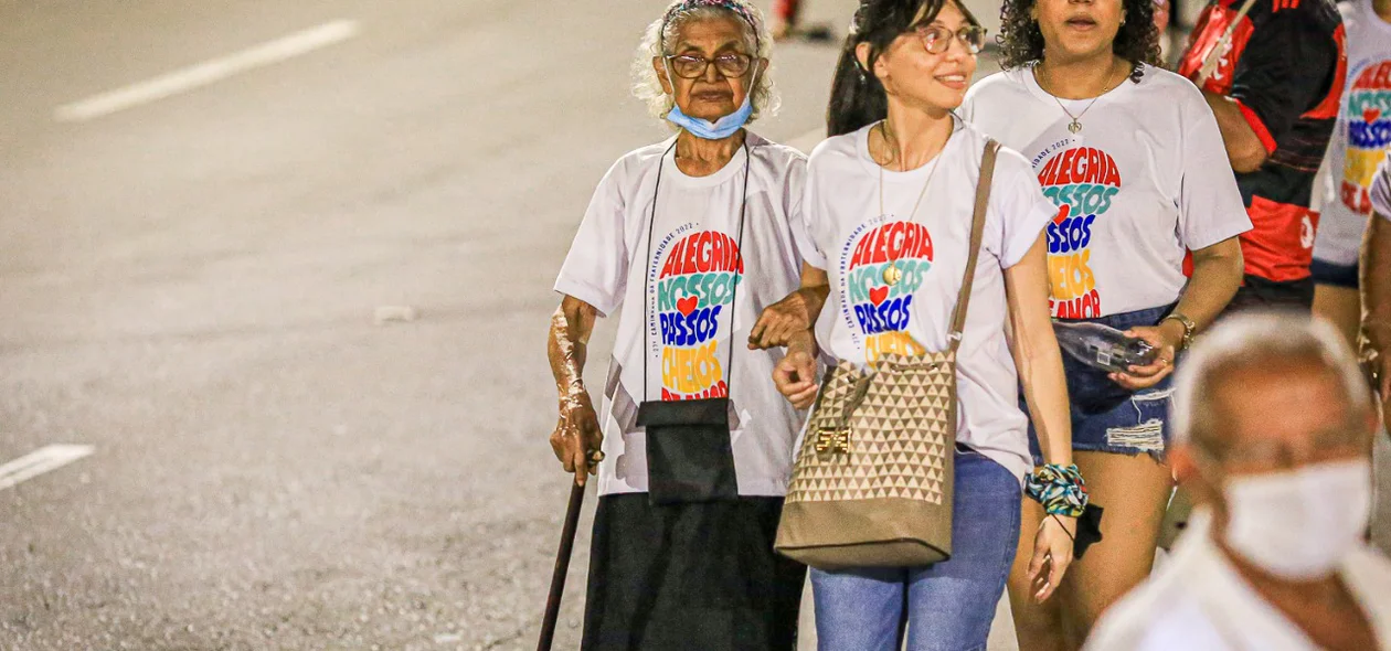 Idosa Maria do Carmo participou do evento ao lado das netas