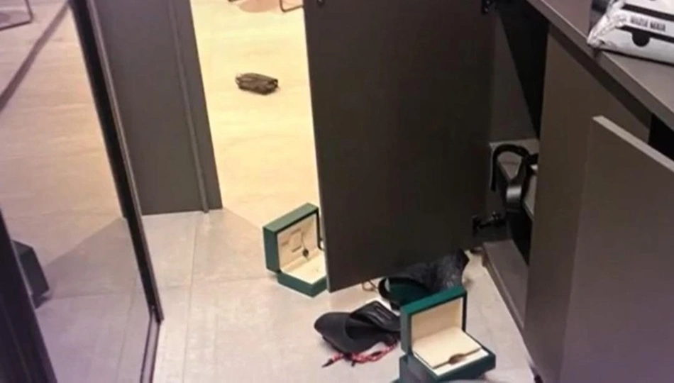 Itens de Carlinhos Maia revirados em seu apartamento