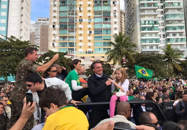 Jair Bolsonaro participa da Marcha para Jesus em SC