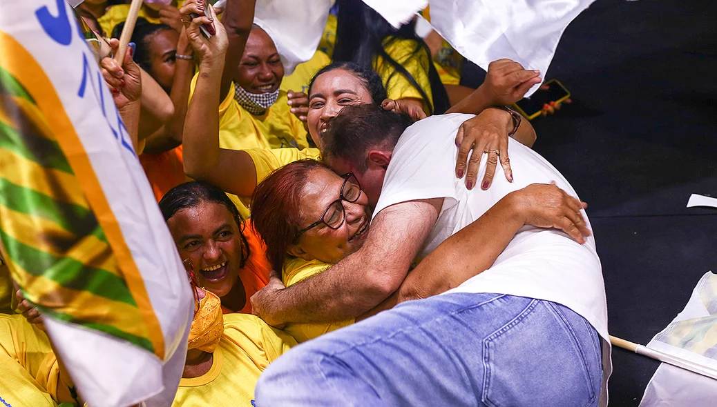 Jeová sendo abraçado pelo povo