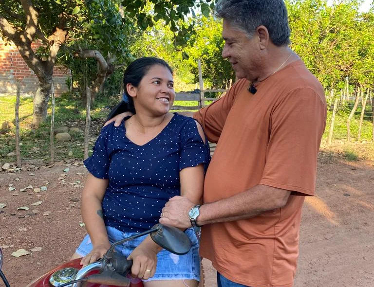 João Mádison conversando com a população