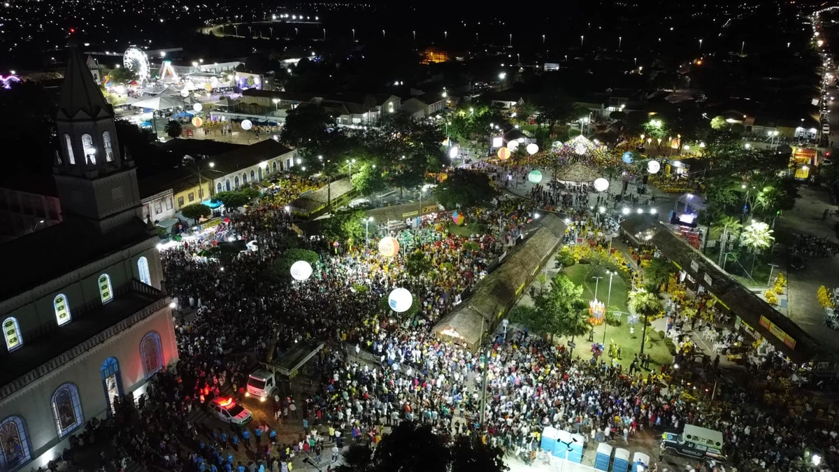 Joãozinho Félix inaugura nova iluminação de LED na Praça Bona Primo